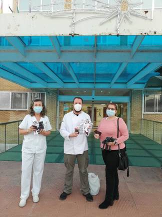 El cocinero Ángel Rivas dona chocolate y juguetes a los niños del Hospital de Riotinto