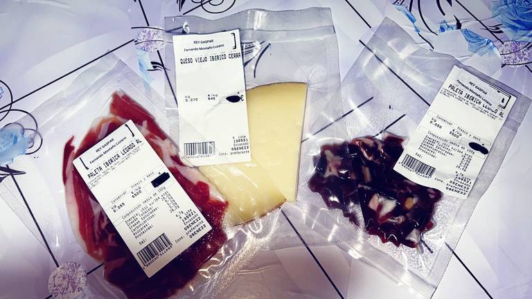 La cabalgata de El Portil reparte jamón y queso en la mañana de Reyes