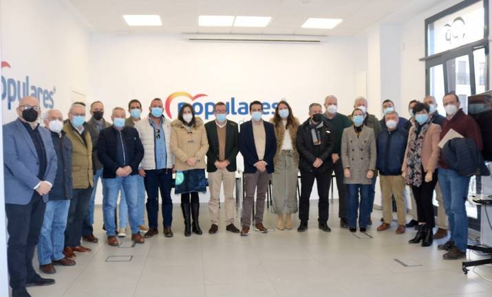 Los regantes del Condado se reúne con el PP para conocer la proposición de Ley sobre sus tierras