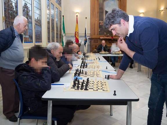 Del Arco imparte una simultanea de ajedrez observado por Cecilio, uno de los grandes campeones de Huelva