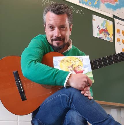 El profesor es el autor del libro "La clave del príncipe Sol"