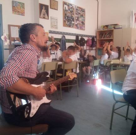 La música siempre está presente en sus clases.