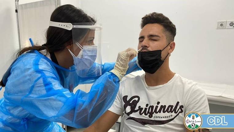 Un futbolista del Lucena, próximo rival del Recre, durante una prueba de detección del coronavirus.