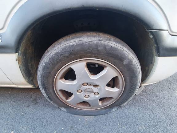La Policía busca a un vándalo que se dedica a rajar las ruedas de los coches