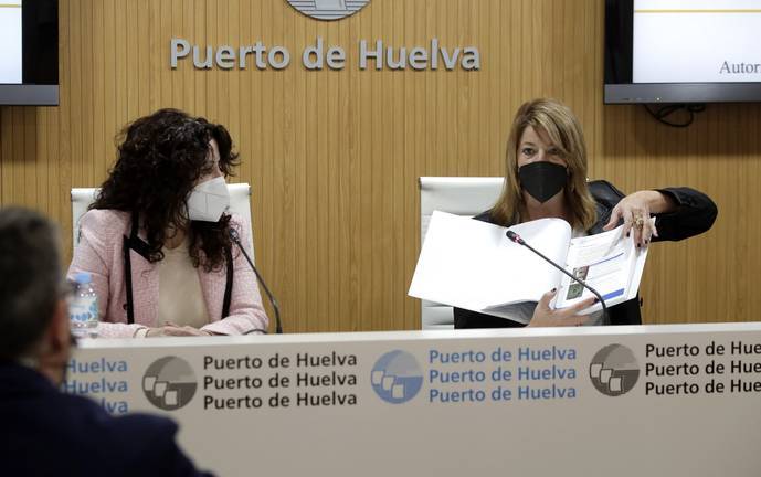 La consejera de Igualdad visita el Puerto de Huelva