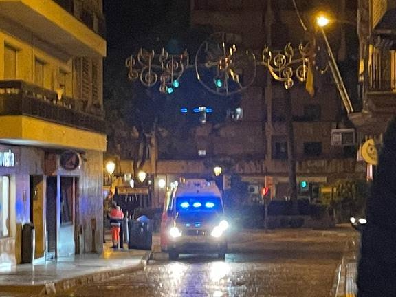 Revuelo en el centro de la capital por un hombre herido que quedó tendido en la calle