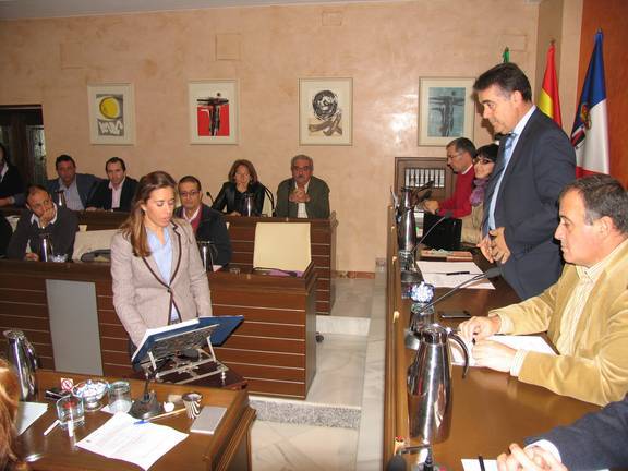 Bella presidiendo el pleno municipal