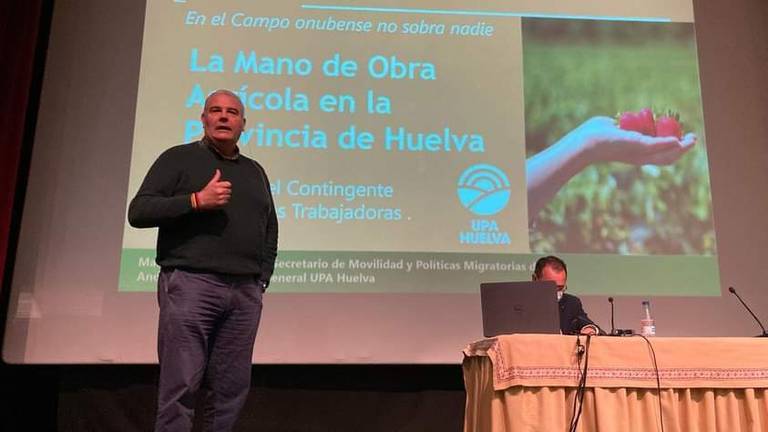 Una de las ponencias de UPA Huelva sobre la mano de obra agrícola
