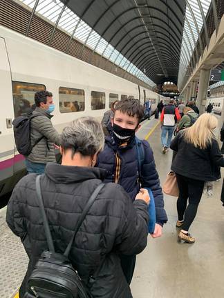 Llegada del joven ucraniano a la Estación de Sevilla de Santa Justa donde fue recibido por su madrina