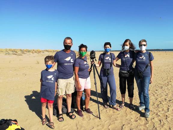 Miembros de la Asociación en una de sus campañas de la costa onubense