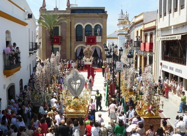 Panorámica de las Cruces de Bonares al culminar la procesión de los doce maderos