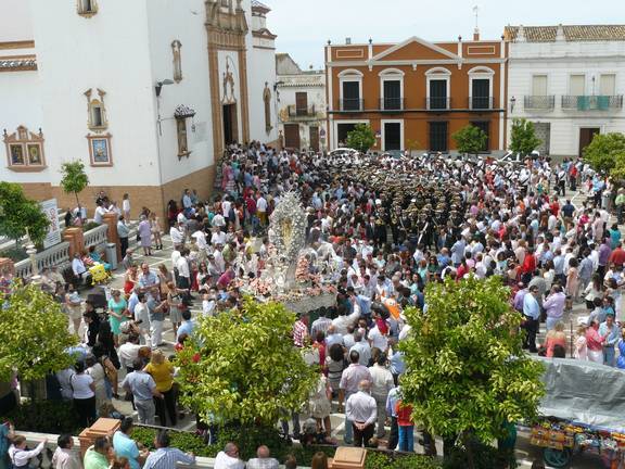 Panorámica de la Plaza de España donde arranca la procesión en Rociana del Condado