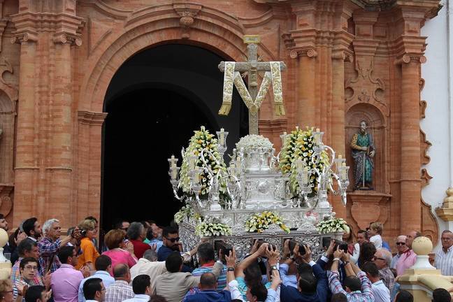 Cruz de la Calle Cabo entrando en el templo parroquial