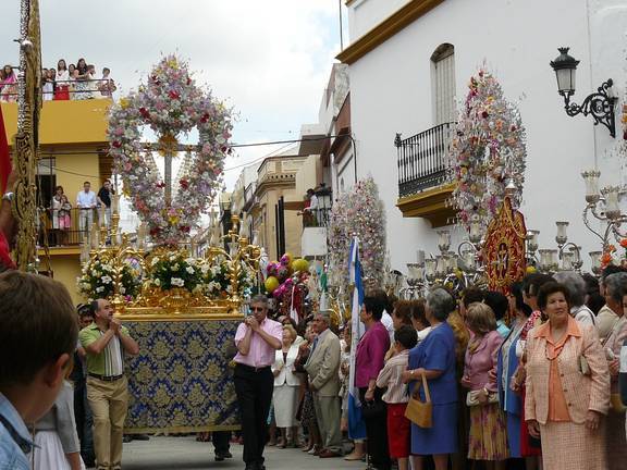 Momento cumbre de la procesión de las Cruces en Bonares