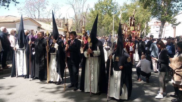 El alcalde, Gabriel Cruz, entre la comitiva.