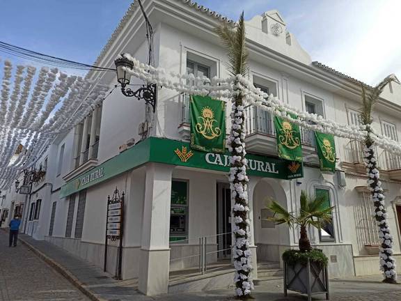 Caja Rural del Sur en Almonte se engalana ante la procesión extraordinaria de la Virgen del Rocío