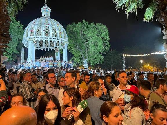 Almonteños y peregrinos esperan la llegada de Ella al Alto El Molinillo