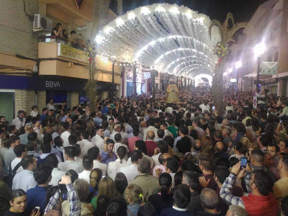 Espectacular instantánea de la Virgen por el centro de Almonte.