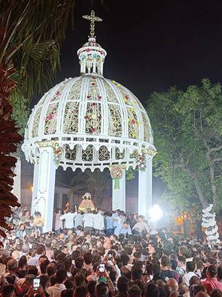 La Virgen corona el Alto el Molinillo en el Parque del Chaparral para, posteriormente, partir al Rocío.