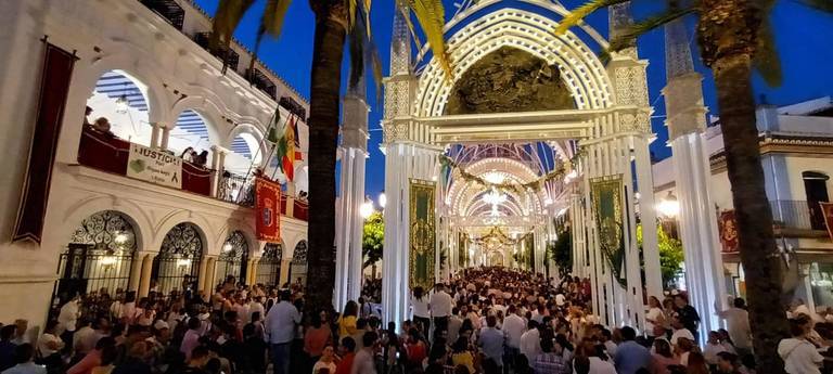 Panorámica de la catedral efímera con la Parroquia Nuestra Señora de la Asunción al fondo.