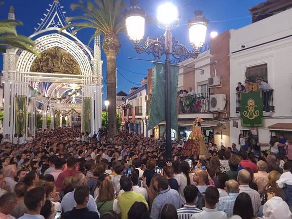 La Virgen del Rocío nada más salir del templo almonteño.