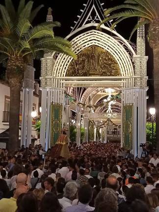 La catedral efímera ve pasar a la Reina de los almonteños.