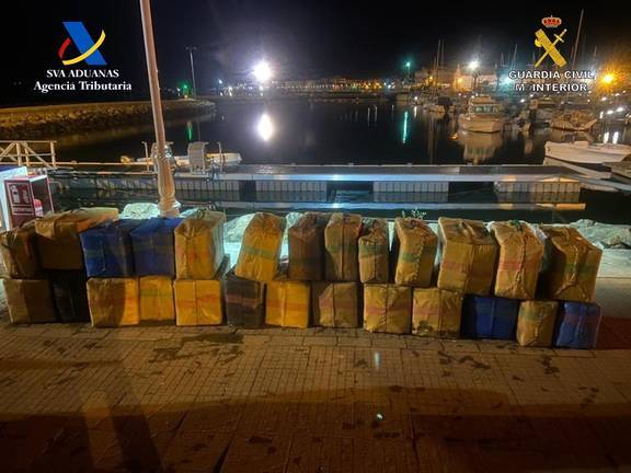 Intervenidos 4.000 kilos de hachís en Ayamonte y en una furgoneta a la fuga por las calles de Huelva