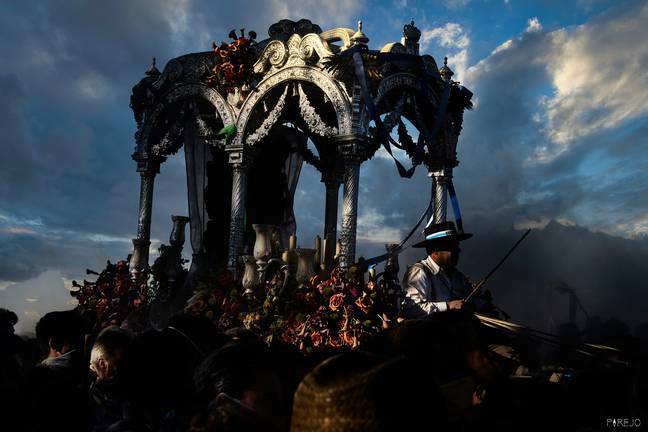 Las carretas peregrinan en el atardecer dibujando estampas sin par.