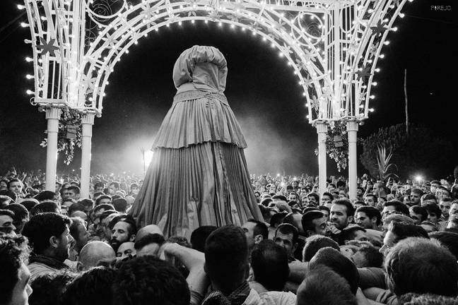 El blanco y negro brillan como el mejor color cuando el juego de luces y sombras muestran el contraste de lo efímero