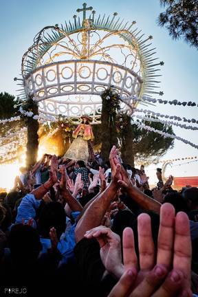 Corona de flores para la Reina de los Almonteños, sonido de palmas para la Pastora del cielo.