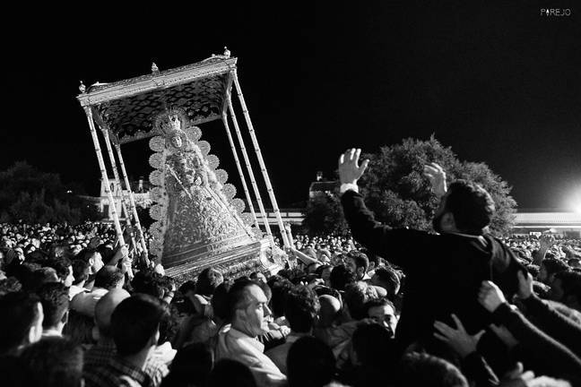 "Almonte se parte el alma y la levanta otra vez", reza una sevillana del Grupo Marismeño.