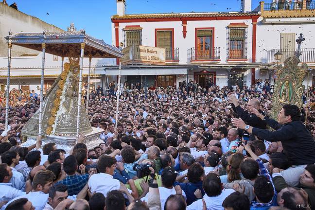 Una Salve rompe en las gargantas de los párrocos locales ante la mirada de los almonteños que la sostienen bajo sus andas