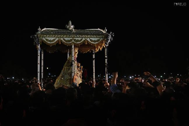 La Reina de las Marismas parece navegar entre su mar de fieles.