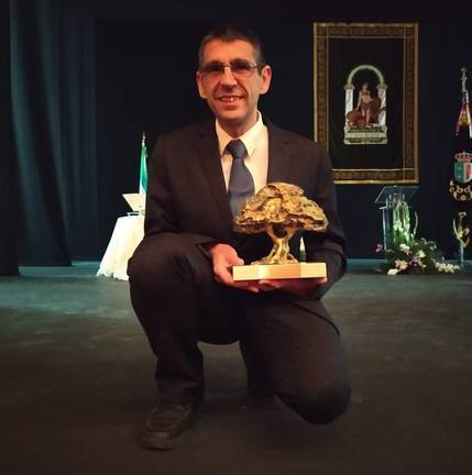 Pepe de la Cueva recoge uno de los premios y reconocimientos obtenidos en su carrera profesional
