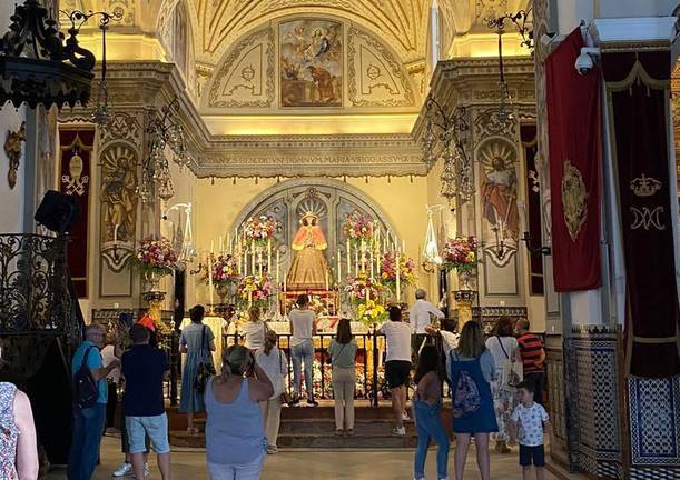 La iglesia está recibiendo hoy un continuo reguero de fieles