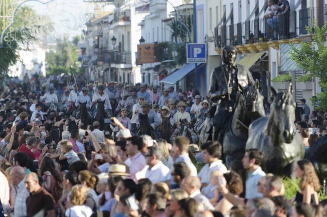 Espectacular entrada de los ganaderos frente al monumento de los yeguarizos.