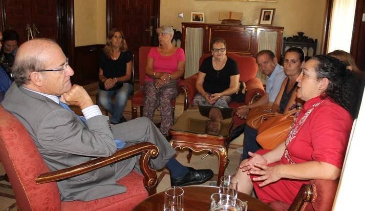 El alcalde recibe a la nueva junta vecinal de Cardeñas y ahora promete “soluciones”