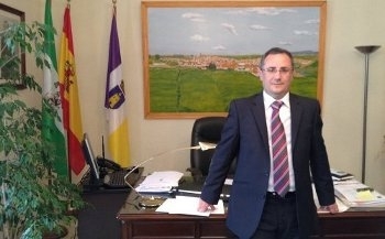El alcalde de Paymogo renuncia a la Alcaldía y le sustituye su concejala María Dolores Fernández