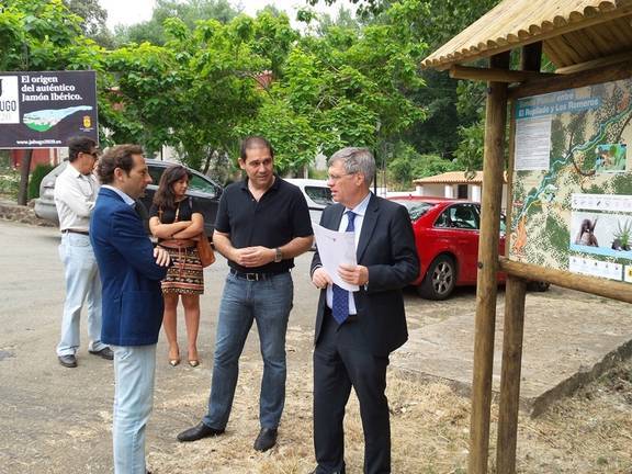 Finalizan las obras de una senda fluvial en Jabugo