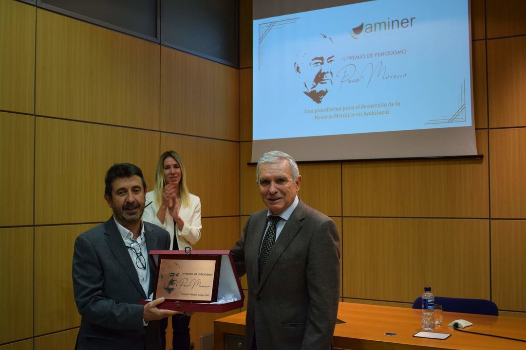 El periodista Ginés Donaire recibe el IV Premio de Periodismo ‘Paco Moreno’, entregado en diciembre de 2023.